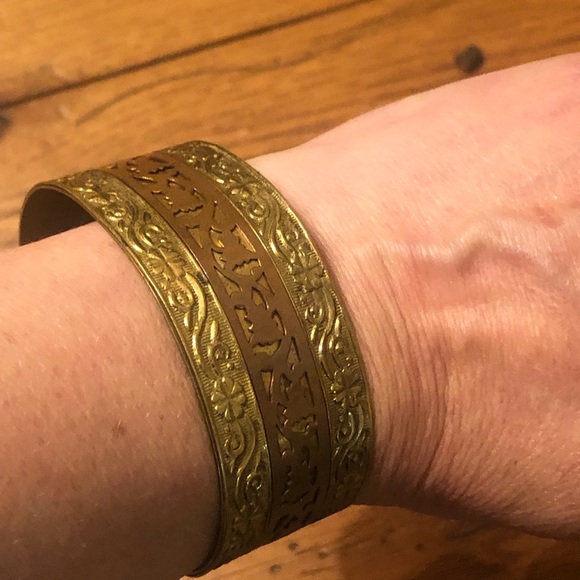 💎VTG Brass Embossed Cuff Bracelet - Picture 2 of 7